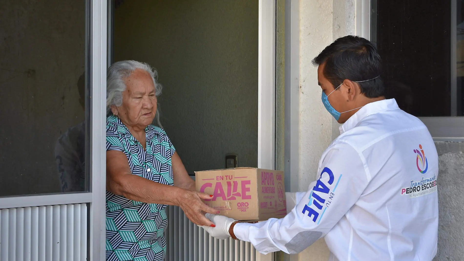 Alcalde recorrió casa por casa para entregar el apoyo.Foto Cortesía Gobierno Escobedo.